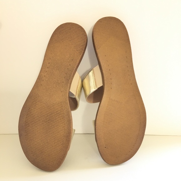 Steve Madden Dual Flat Gold Leather Sandal - Picture 6 of 7